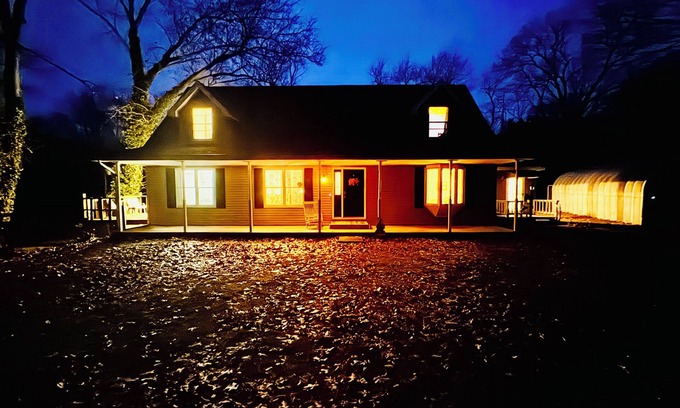Dowagiac Casa | 3-bedroom country house in charming Dowagiac with WiFi and laundry.