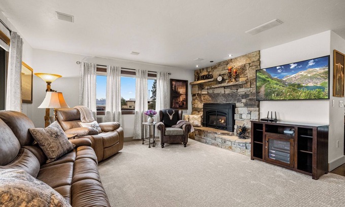 Somers Casa | 3 bedroom Exec Home at Best Western, Free Hot Breakfast, Pool near Flathead Lake