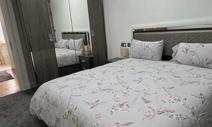 Heston Apartamento | 3 Bedroom Flat, Balconies, 2 Bathrooms, Living area & Free Parking near Heathrow