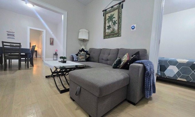 Peterborough Casa | 3-bedroom full bungalow in pleasant Downtown Peterborough with AC