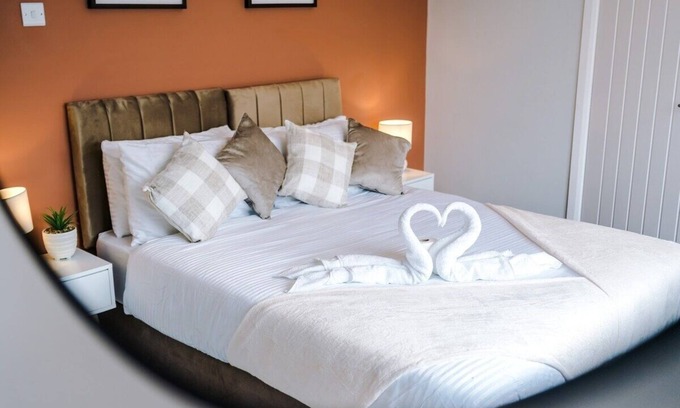 Broadheath Casa | 3 Bedroom House Close To Manchester Airport with Free Parking by Eason Stays