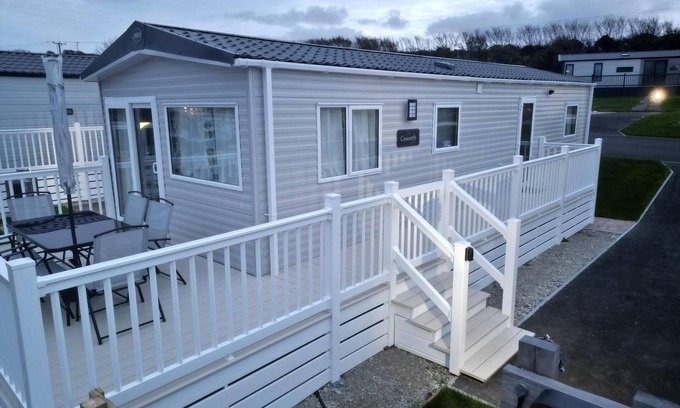 Newquay Cabina | 3-Bedroom Holiday Home with Valley Views