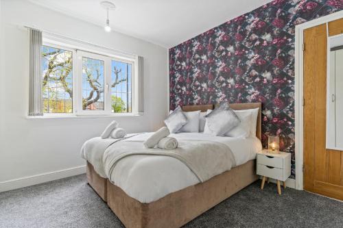 Hall Green Casa | 3 Bedroom Home 4-6 Beds Nr Solihull, Edgbaston, Digbeth, HS2 sites, NEC, M42 & Lots more- Central Birmingham-Driveway Fits 2 Vans