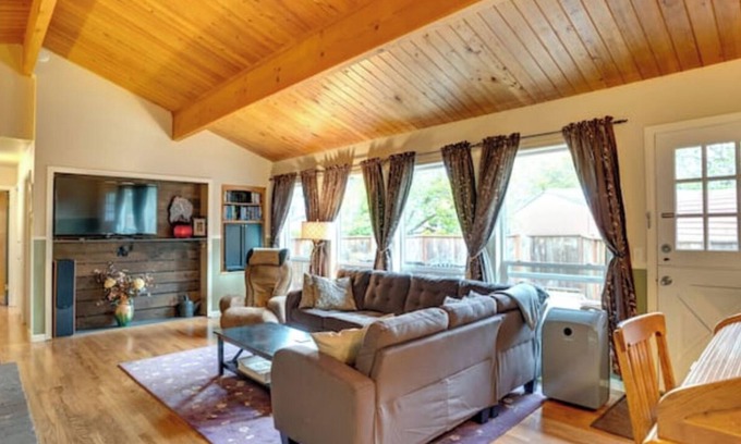 Starcrest Casa | 3 Bedroom Home in beautiful Vancouver, WA. Driveway park with E-Car Charger.