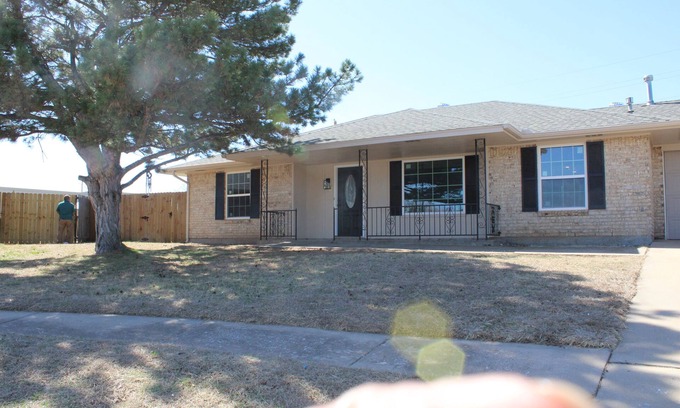 Lawton Casa | 3-bedroom home in Lawton near Ft Sill with large yard, pool and Chefs kitchen