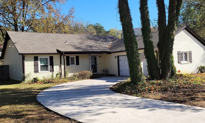Huntsville Casa | 3-bedroom home in quiet neighborhood.