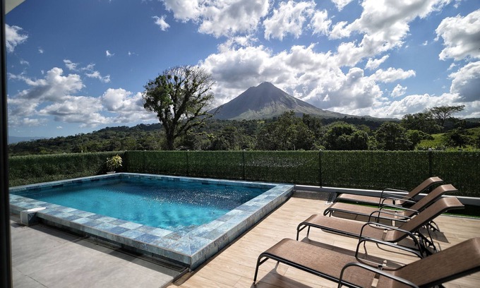 Aguas termales de Arenal Casa | Casa de 3 habitaciones con piscina privada, fogata, terraza, vistas, WiFi y A/C