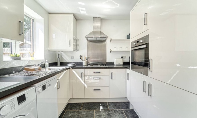 Worcester Casa | 3 Bedroom Home with Parking in Worcester