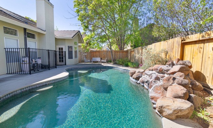 Elk Grove Casa | 3 bedroom home with pool!!