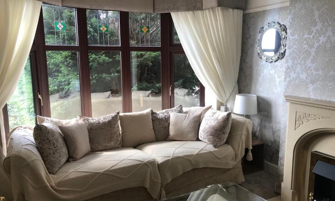Erdington Casa | 3 bedroom home with stunning views and hot tub