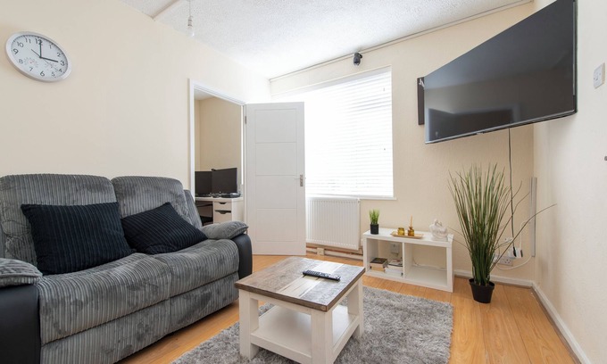 Abbey Wood Casa | 3 bedroom House, Greenwich, Family and Contractor Friendly! Sleeps 11!