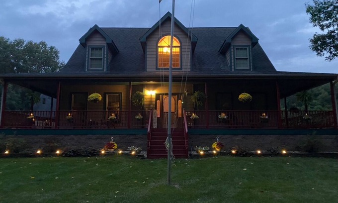 Michigan City Casa | 3-bedroom house in lovely Michigan City with Pool, Hot tub, WiFi, AC