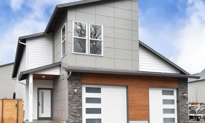 Minnehaha Casa | 3-bedroom house in brilliant Vancouver with WiFi, AC. Enjoyable stay guaranteed