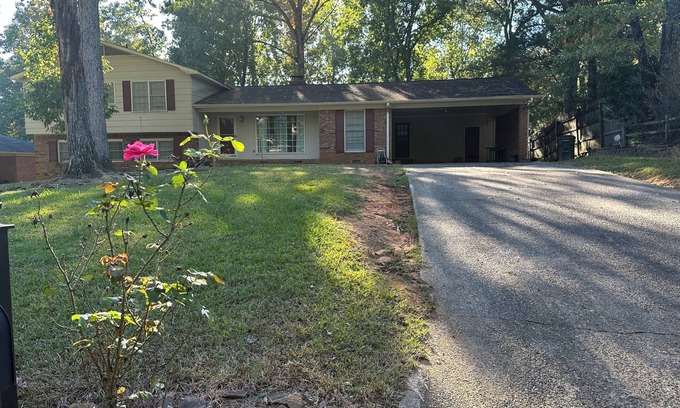 Woodland Hills Casa | 3-bedroom house in charming Tuscaloosa with AC Fireplace, and WiFi. Welcome home