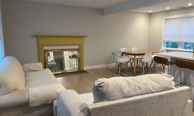 Greenwich Casa | 3-bedroom house in charming Greenwich with WiFi, AC. Start your getaway now