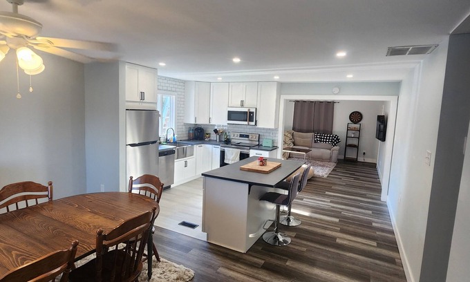 Dennisville Casa | 3-bedroom house in charming minutes from the beach.