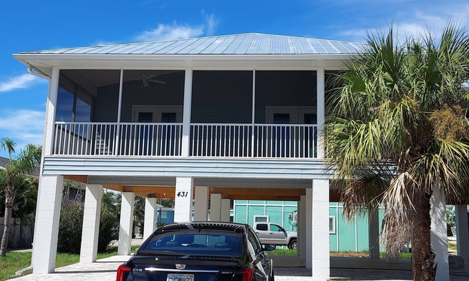 Mid Island Casa | 3-bedroom house in fantastic Fort Myers Beach with AC
