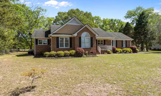 Cape Fear Casa | 3-bedroom house in fabulous Eastover with WIFI, all you need is your clothes!