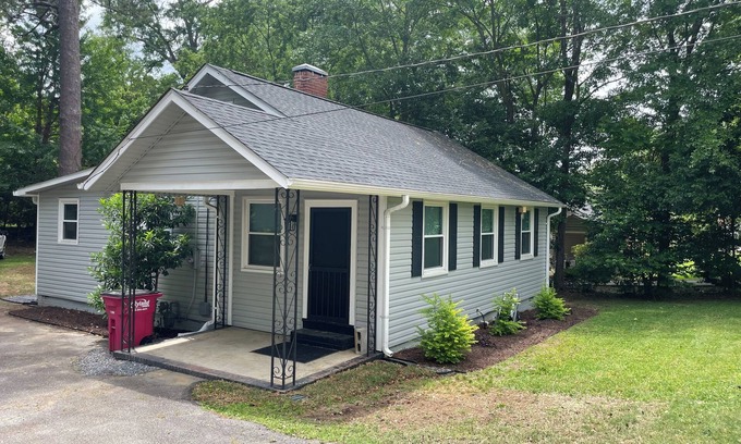 Macon Casa | 3-bedroom house in Macon with AC, WiFi, pebbled backyard picnic area, ENJOY!