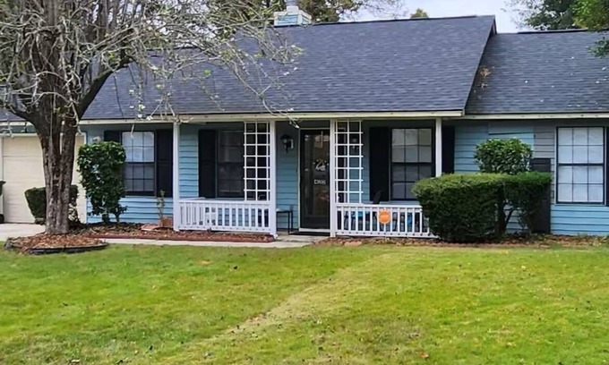 Ladson Casa | 3-bedroom house in serene Ladson with AC, WiFi. Enjoy a peaceful getaway