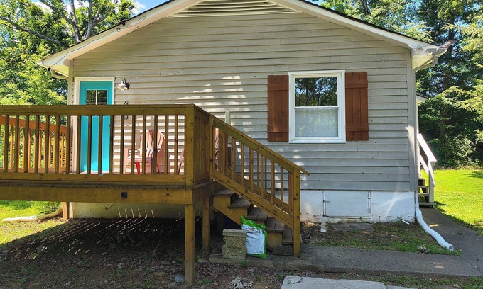 Hillsborough Casa | 3-bedroom house in lovely Hillsborough with WiFi, AC, EV charger outlet, & solar