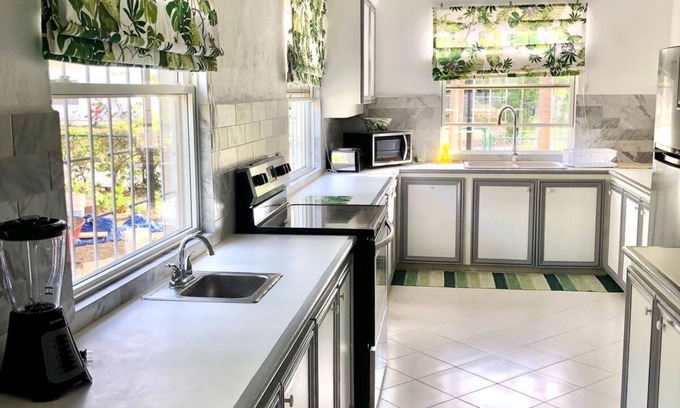Halcyon Heights Casa | 3-bedroom house in welcoming Holetown with WiFi, AC. Enjoy your stay