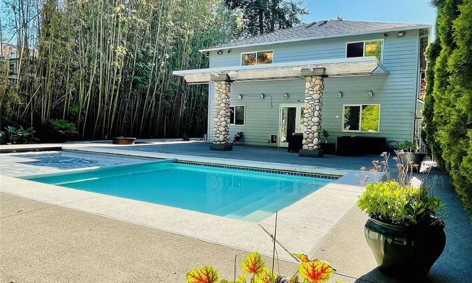 Meadowbrook Casa | 3-bedroom house in welcoming Seattle with fitness room, WiFi