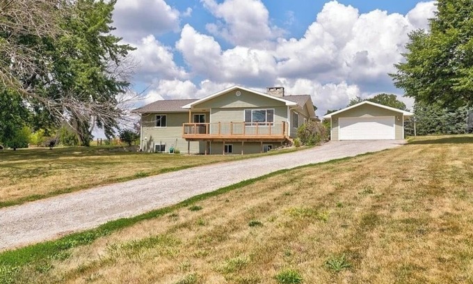 Pella Casa | 3-bedroom house in welcoming Pella close to lake & on the bike trail
