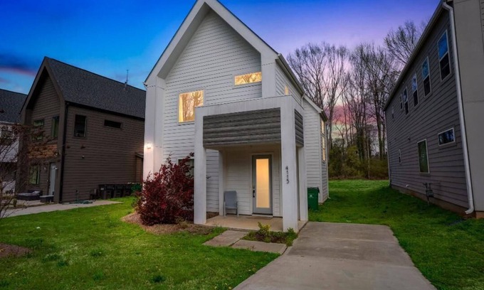 Hidden Valley Casa | 3-bedroom house in wonderful Charlotte with AC, WiFi, free coffee, free parking
