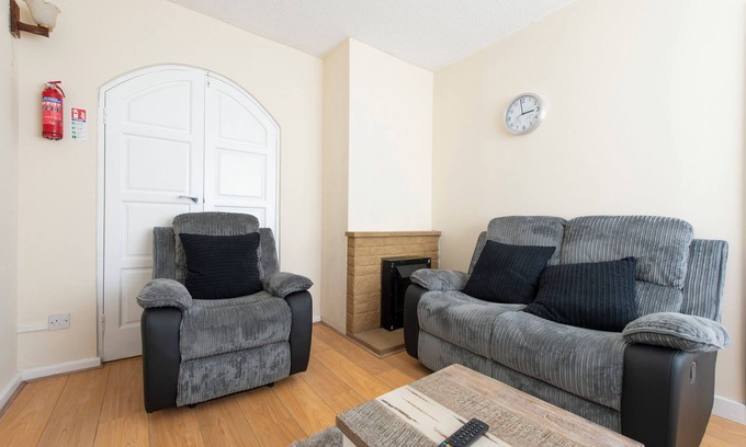 Abbey Wood Casa | 3 bedroom House, Near O2 Greenwich, Contractor and Family Friendly!