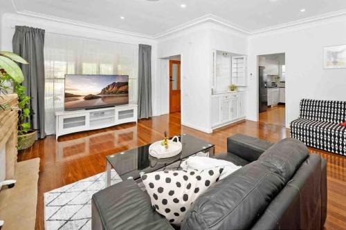 Revesby Casa | 3-Bedroom House near Train Station with Netflix