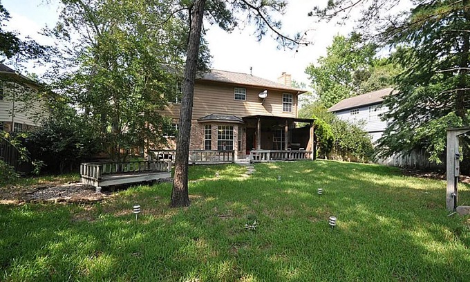 The Woodlands Casa | 3 Bedroom house - The Woodlands - 30+ Days Only- Walk to Bear Branch from yard!