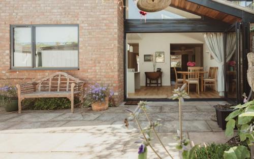 Cambridge Casa | 3 Bedroom House with Courtyard Garden and Parking