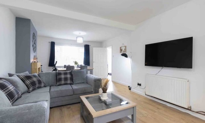 Holbrooks Casa | 3 Bedroom House with Private Driveway