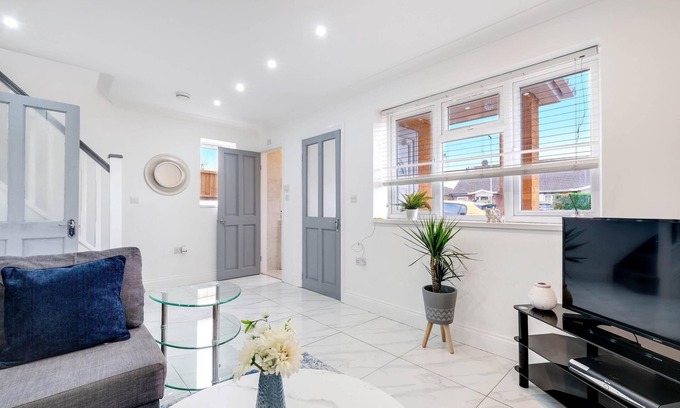 Windsor Casa | 3 Bedroom House with Parking in Windsor