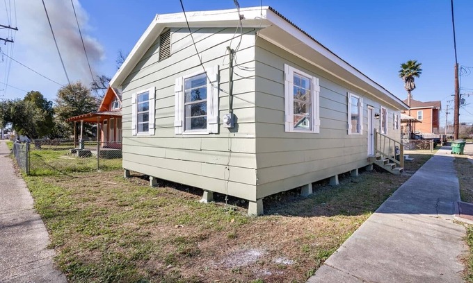 Sunshine Casa | 3-bedroom house with AC, WiFi in Plaquemine / CONTRACTOR FRIENDLY