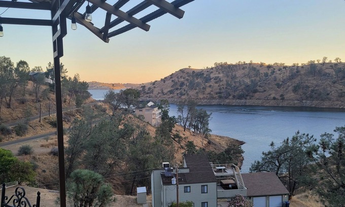 Friant Casa | 3-bedroom Lake House on Millerton Lake! Strong wifi and close hiking trails.