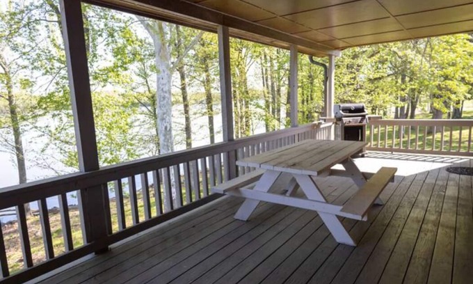 Cadiz Condominio | 3 Bedroom Lakefront Condos - Dog Friendly