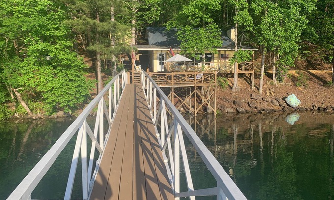 Arley Cabaña | ¡Cabina frente al lago única que admite mascotas en un lote raro a solo unos pasos del lago!