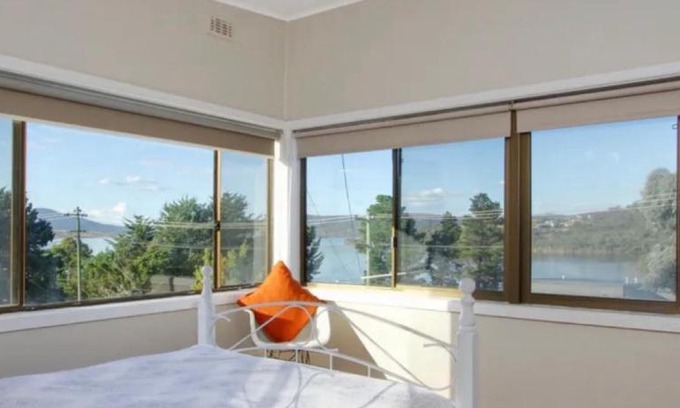 Jindabyne Casa | 3 Bedroom Lakeview Cottage with Drying/Bike Room
