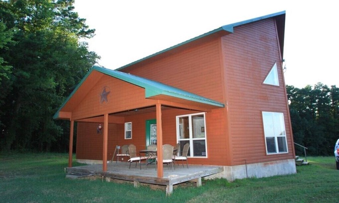 Hatfield Cabina | 3 habitaciones ubicadas en 450 acres w / jacuzzi, senderos privados de ATV; UTV en alquiler;
