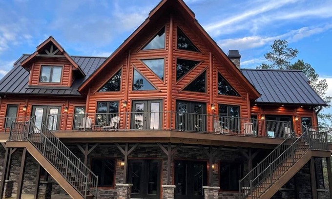 Granite Falls Cabina | 3-bedroom log cabin just steps from Lake Rhodhiss with private boat dock.