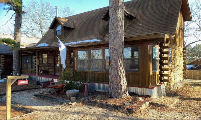 Eureka Springs Casa | 3 Bedroom log cabin with hot tub at Bear Mountain