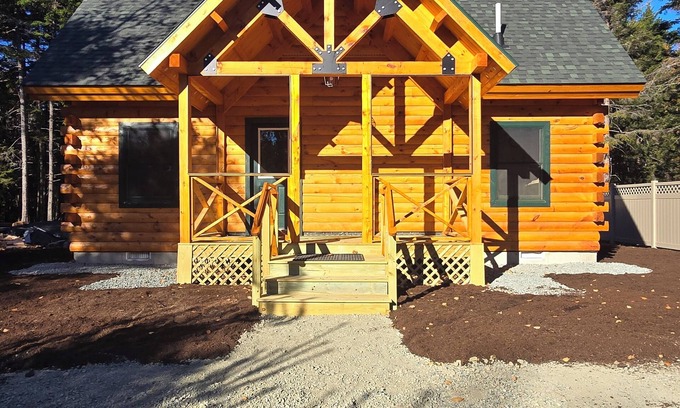 Southwest Harbor Casa | 3-bedroom Log Cabin with AC, WiFi ,Southwest Harbor That Rents SAT-SAT ONLY