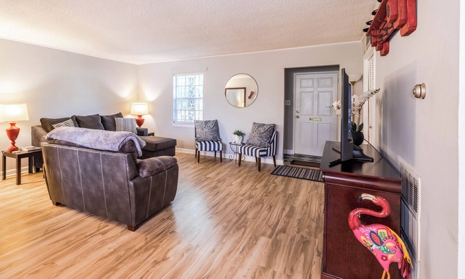 Forest Hills Apartamento | 3-bedroom Masters Rental in Prime Location!