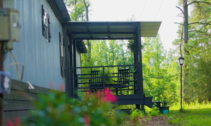 Chatawa Casa | 3-bedroom mobile home in wonderful Mount Hermon with WiFi, AC, and internet.