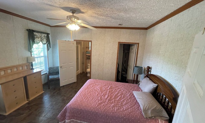 Pointe A La Hache Casa | 3-bedroom mobile home in delightful Delacroix with AC, WiFi