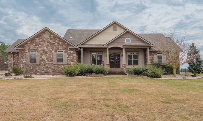 Langley Otro | 3-bedroom modern farmhouse retreat near the Masters w/ pool and hot-tub
