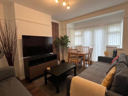 North Finchley Casa | 3 Bedroom modern house 15 min to tube, shops near by