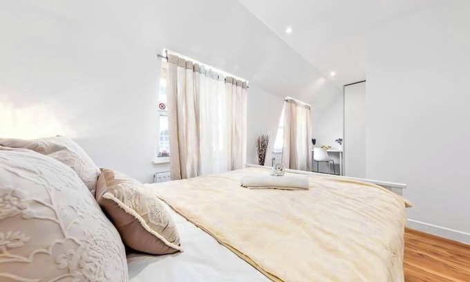 Chinatown Apartamento | 3 bedroom, modernized historic charm. 2min to tube. Prime London stay.